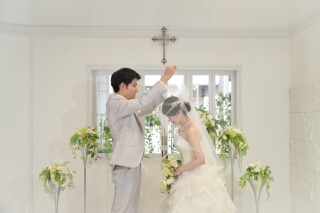チャペル風のスタジオで、挙式感満載の記念撮影を♪