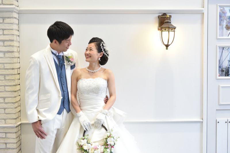 スタジオ以外では、雰囲気を変えてドレスチェンジも！