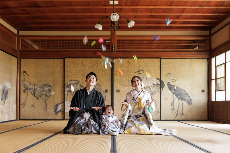 折り鶴シャワーで笑顔の一瞬を