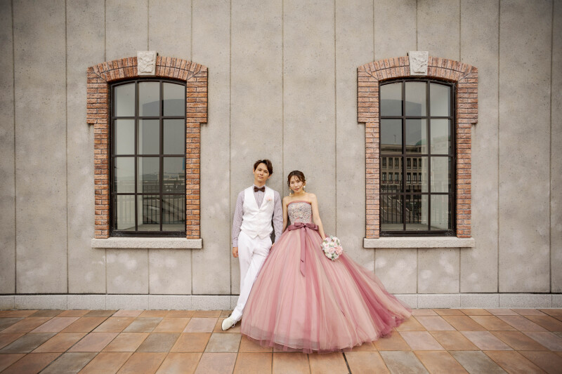 駅舎の壁をバックに