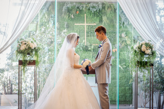 ウェディングドレス×チャペルフォト