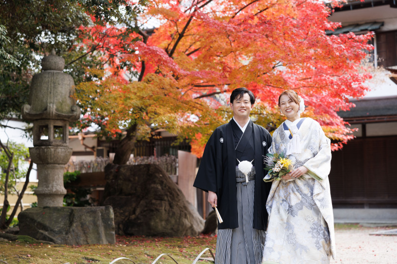 鮮やかな紅葉とともに
