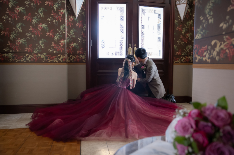 光差す扉の前で