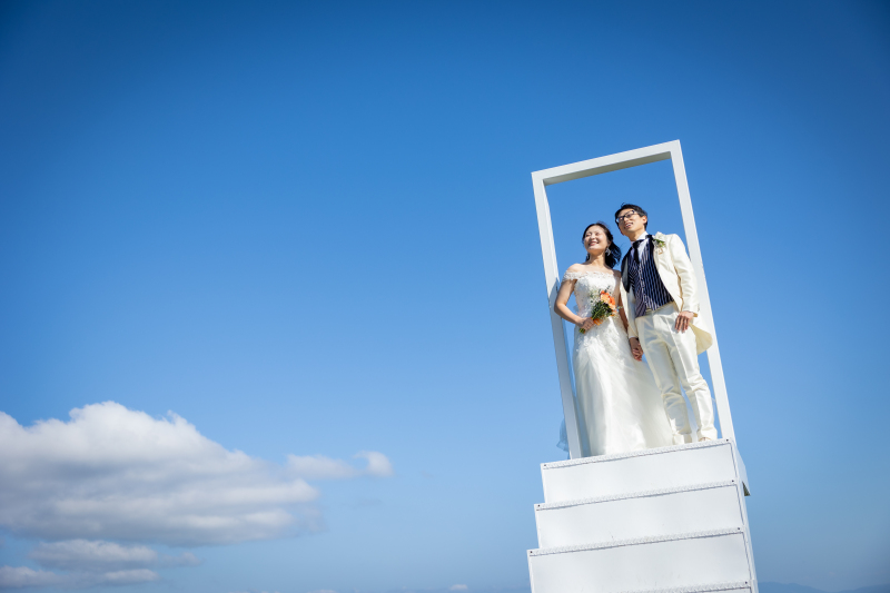 青空に白いドレスがとっても映えます