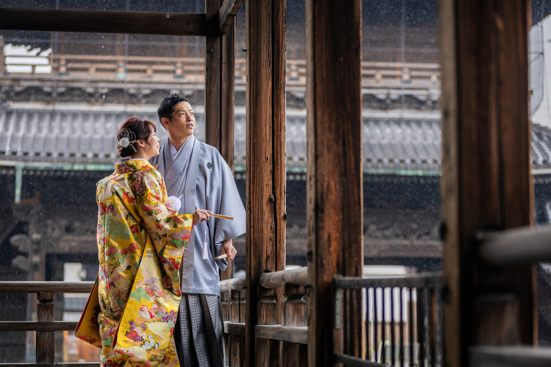 柱の奥行きと雨の光を活かし、静かな時間を表現しました。視線の先を共有する姿を切り取り、空間ごと残すことを意識したカットです。