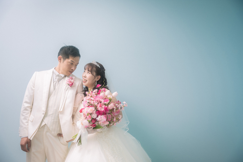 シンプルな背景でおふたりの距離感と表情を引き立てました。ブーケの色が柔らかなアクセントになり、自然なやり取りの空気を大切にした一枚です。