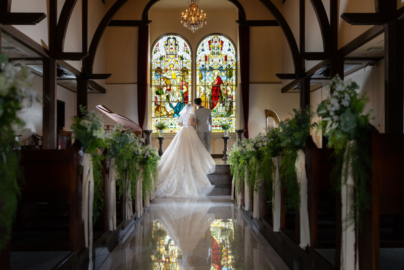 【輝く大きなステンドグラスに包まれて】チャペル+館内ロケ&ガーデン撮影《多彩なシーンで撮影できる♪》洋装1点(米原スタジオ)