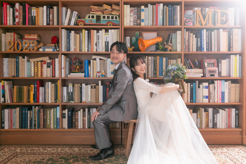 本棚ではベンチに座って押し合いっこ