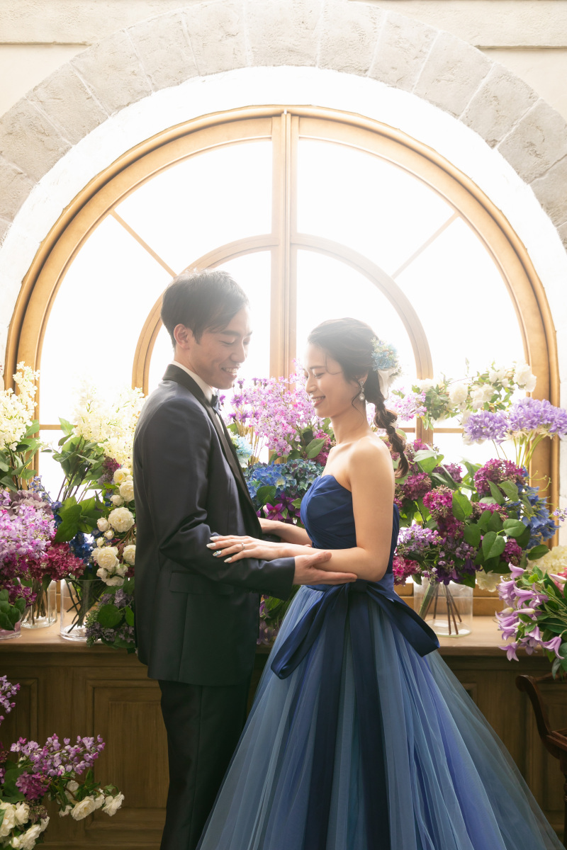 手を取り合って