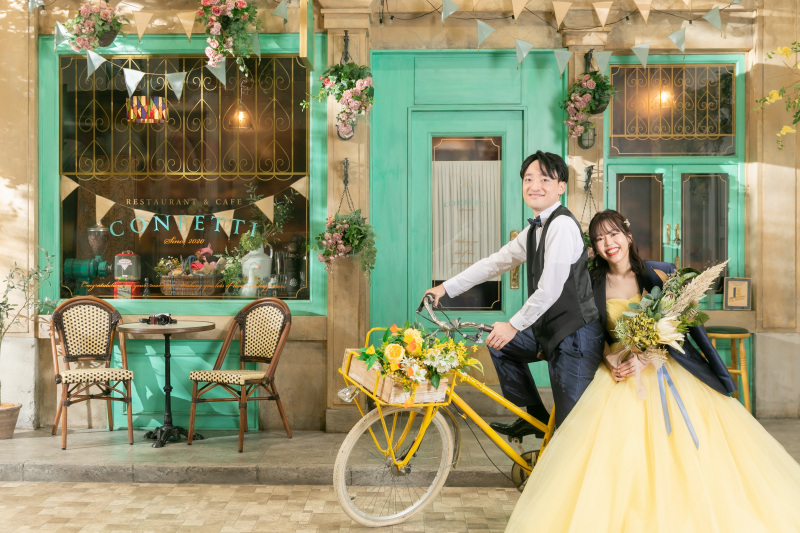 カフェの前でカジュアルショット