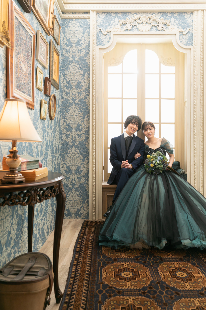 窓辺で寄添って