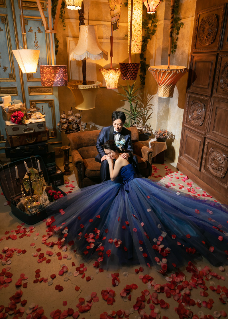 ブルーのドレスに花びらを撒いて