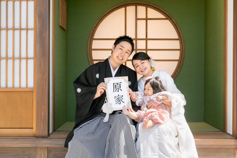 縁側で家族の記念カット