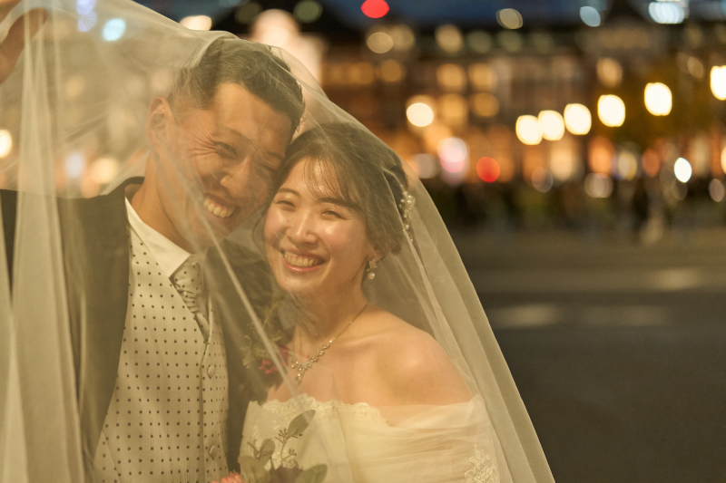 ドレスとタキシードにお色直しして、丸の内ロケへ！