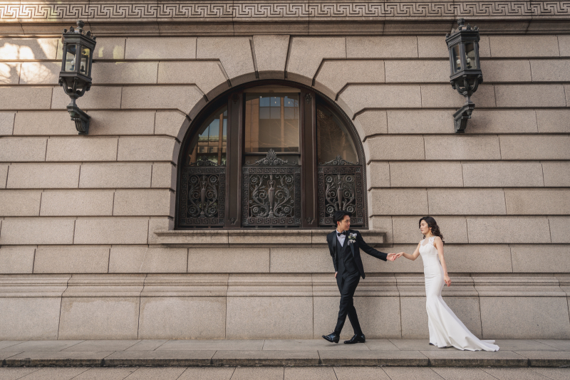 明治生命館前で、クラシカルに