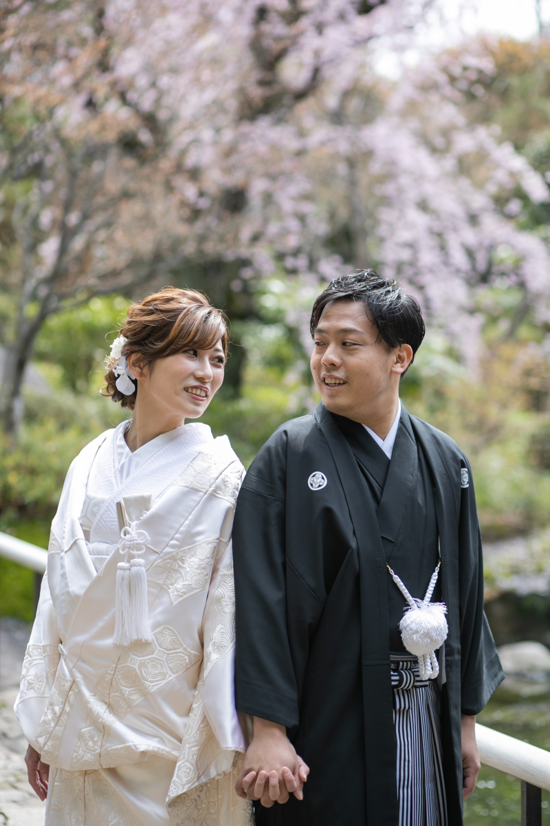 桜をバックに微笑み合うお二人♡