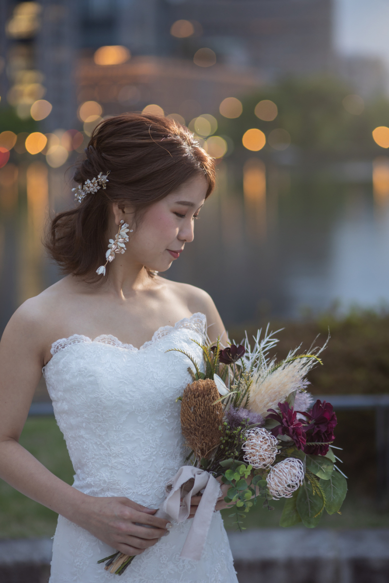 ウェディングドレスにお色直しして街へ。