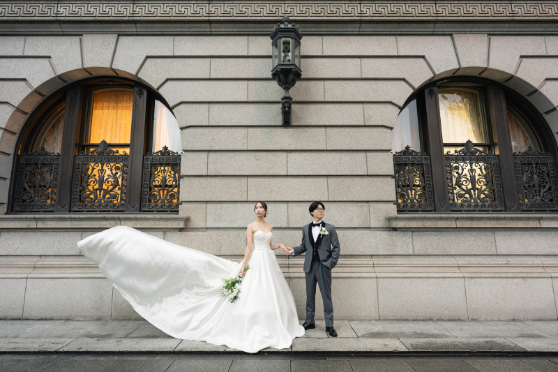 明治生命館のクラシックな背景に合うドレスショット