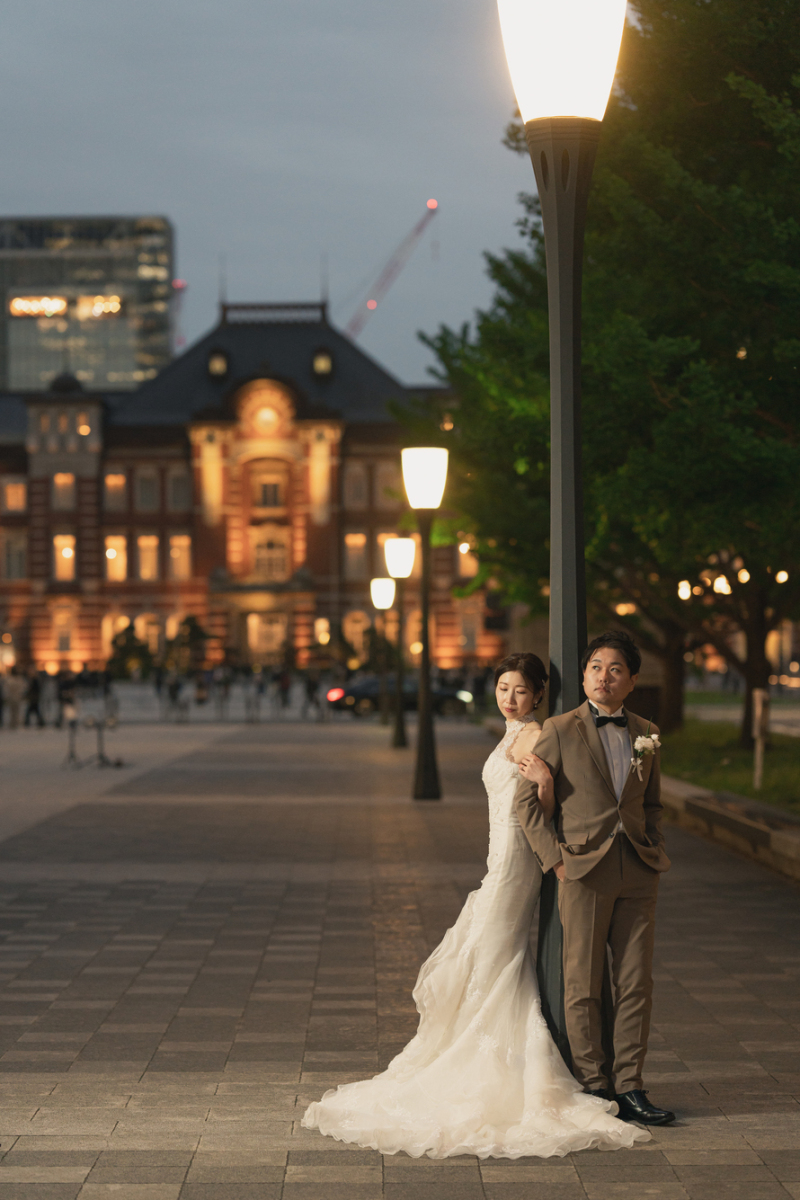 暗くなり始めた東京駅前