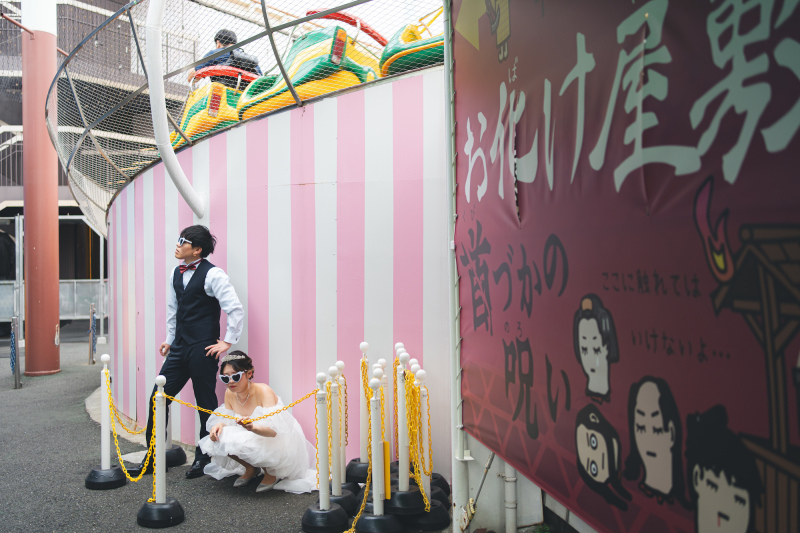 ピンクと白のストライプの壁を背景にストリート風に