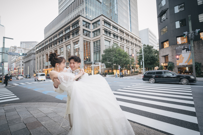 日本橋の交差点を背景に、ストリートフォト風に撮影