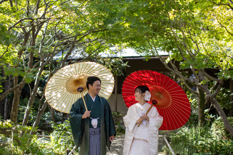 番傘を持ちながら