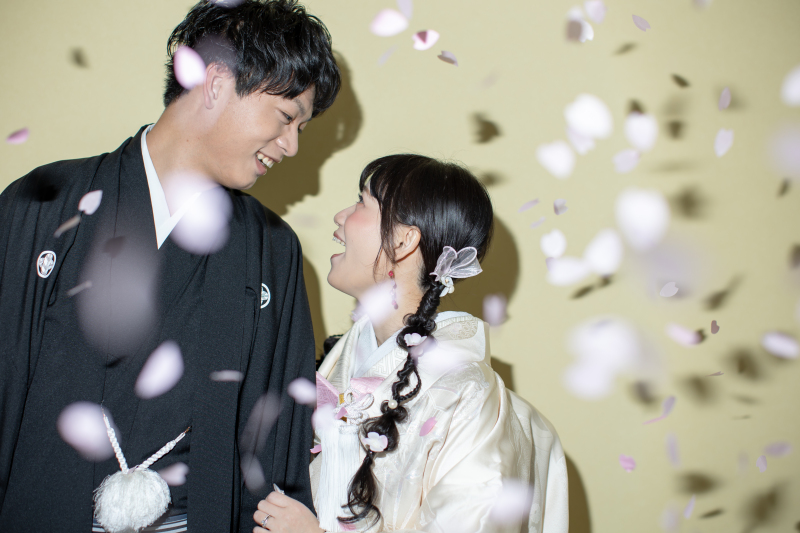 桜の花びらのなか