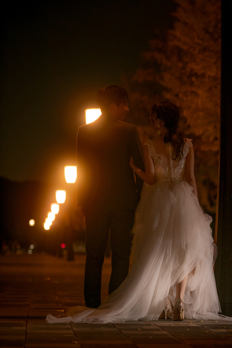 街頭に照らされロマンティックに