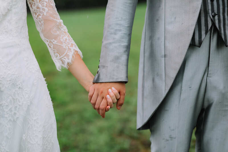 しっかりと握った手