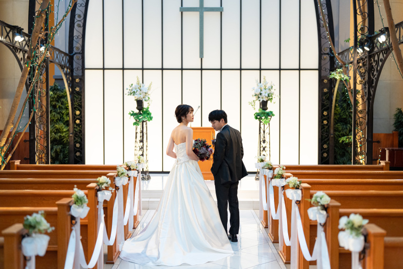 ご家族と一緒に結婚式の気分を味わえるオリジナル結婚証明書つきチャペルフォト