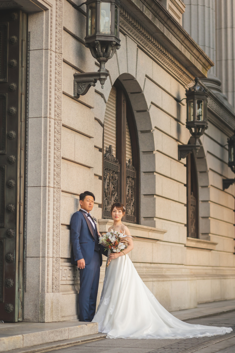 明治生命館前で