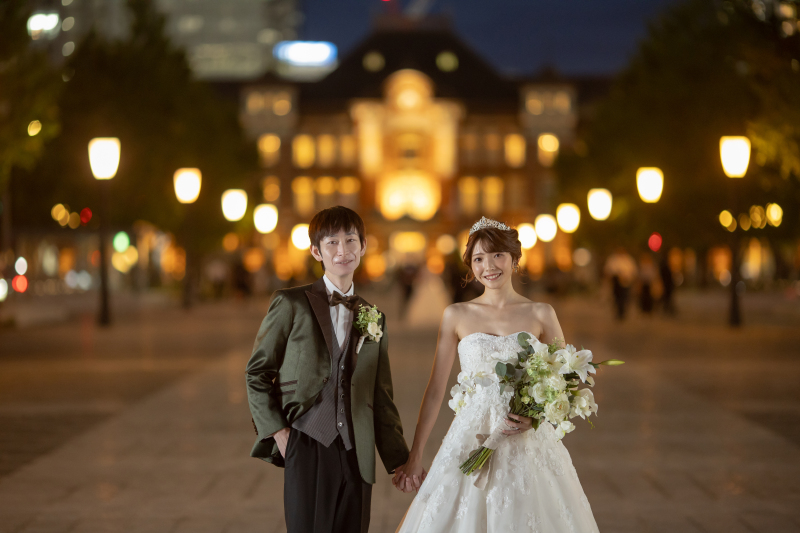 駅舎の暖かい光に包まれて