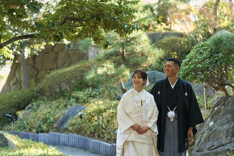 白無垢にお掛け替えをして、日本庭園ロケへ出発