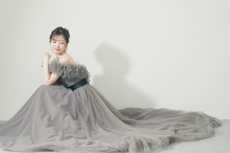 シンプルなスタジオでドレスの映えるショット