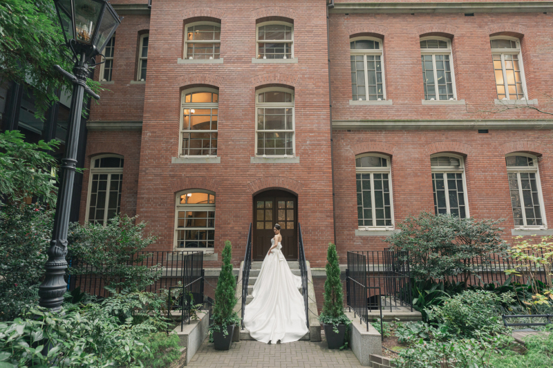 一号館美術館の外階段で