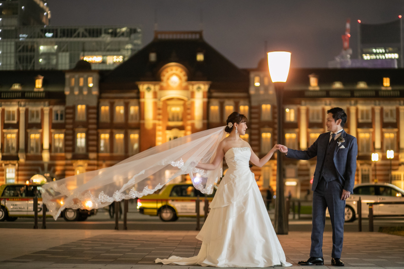 東京駅をバックに