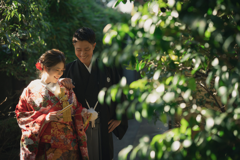 色打掛にお色直しされ、庭園でのロケーション撮影へ