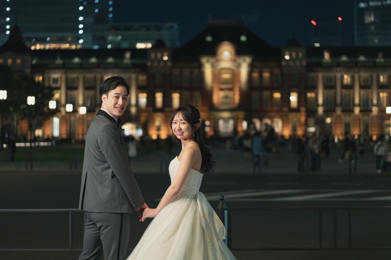 東京駅前で振り向きポーズ♡