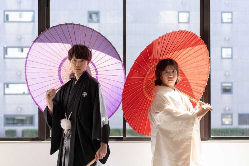 鮮やかな番傘で自然光を浴びて