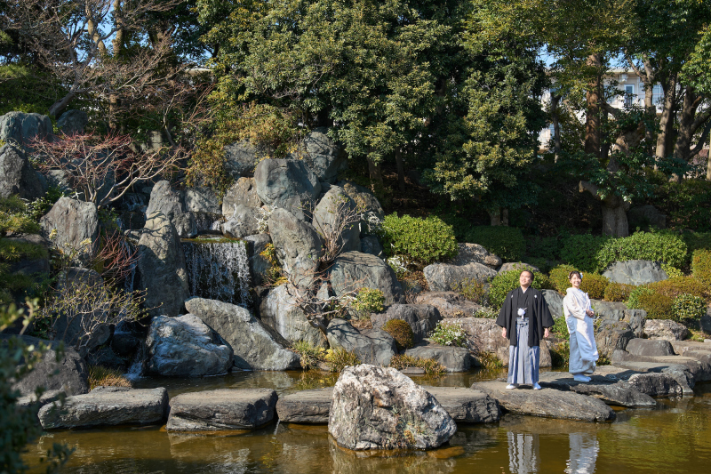 池のほとりのダイナミックな岩場