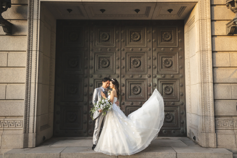 明治生命館の扉前にて♡