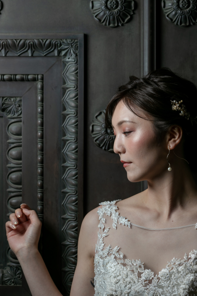 鉄門の文様とドレスのレースが美しい