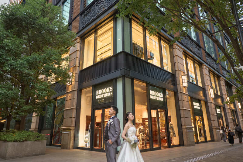 ブルックスブラザーズ前