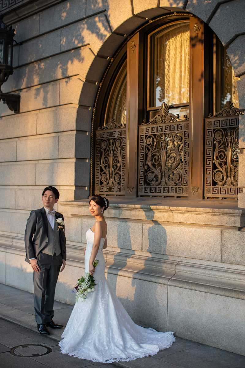 明治生命館前で
