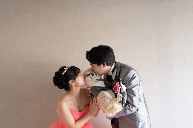 ご新郎ご新婦からワンちゃんへのキスショット♪