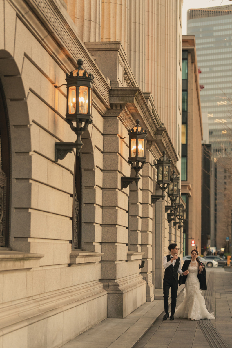 明治生命館前で