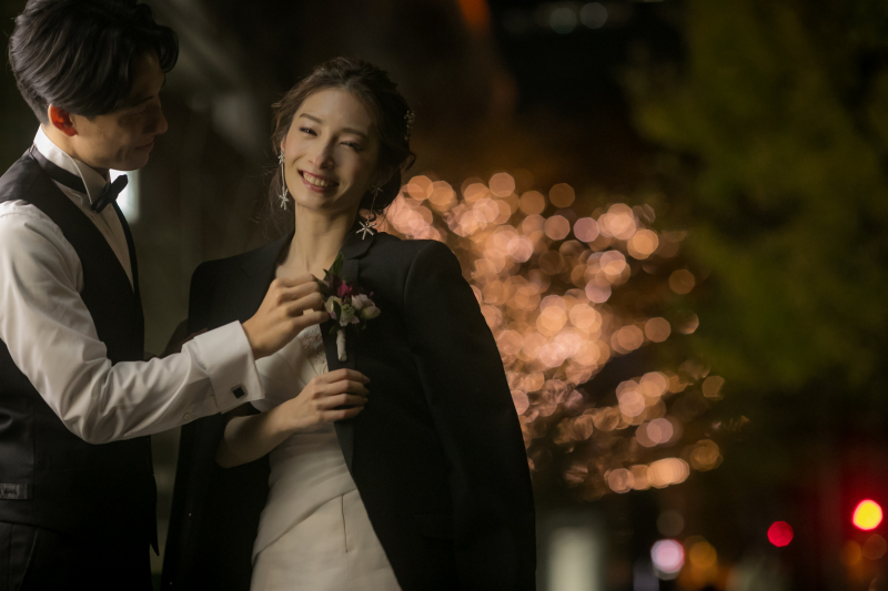 イルミネーションをバックに、ドラマチックに