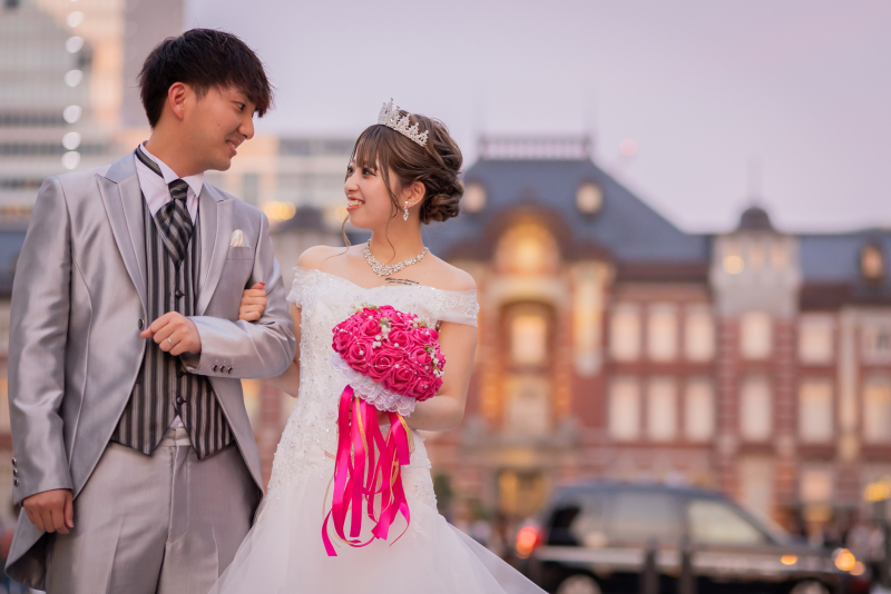 仲睦まじく腕を組んで