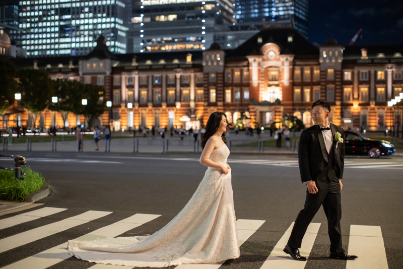 東京駅前の横断歩道で