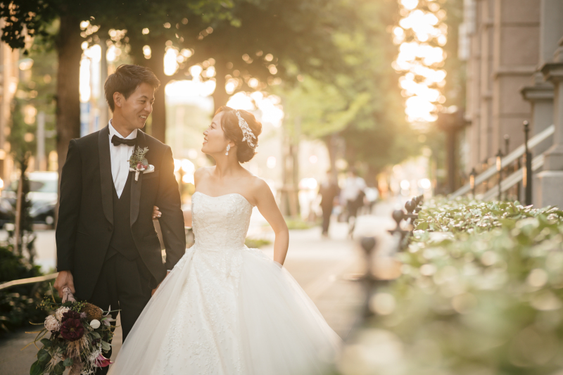 三菱一号館美術館の前で